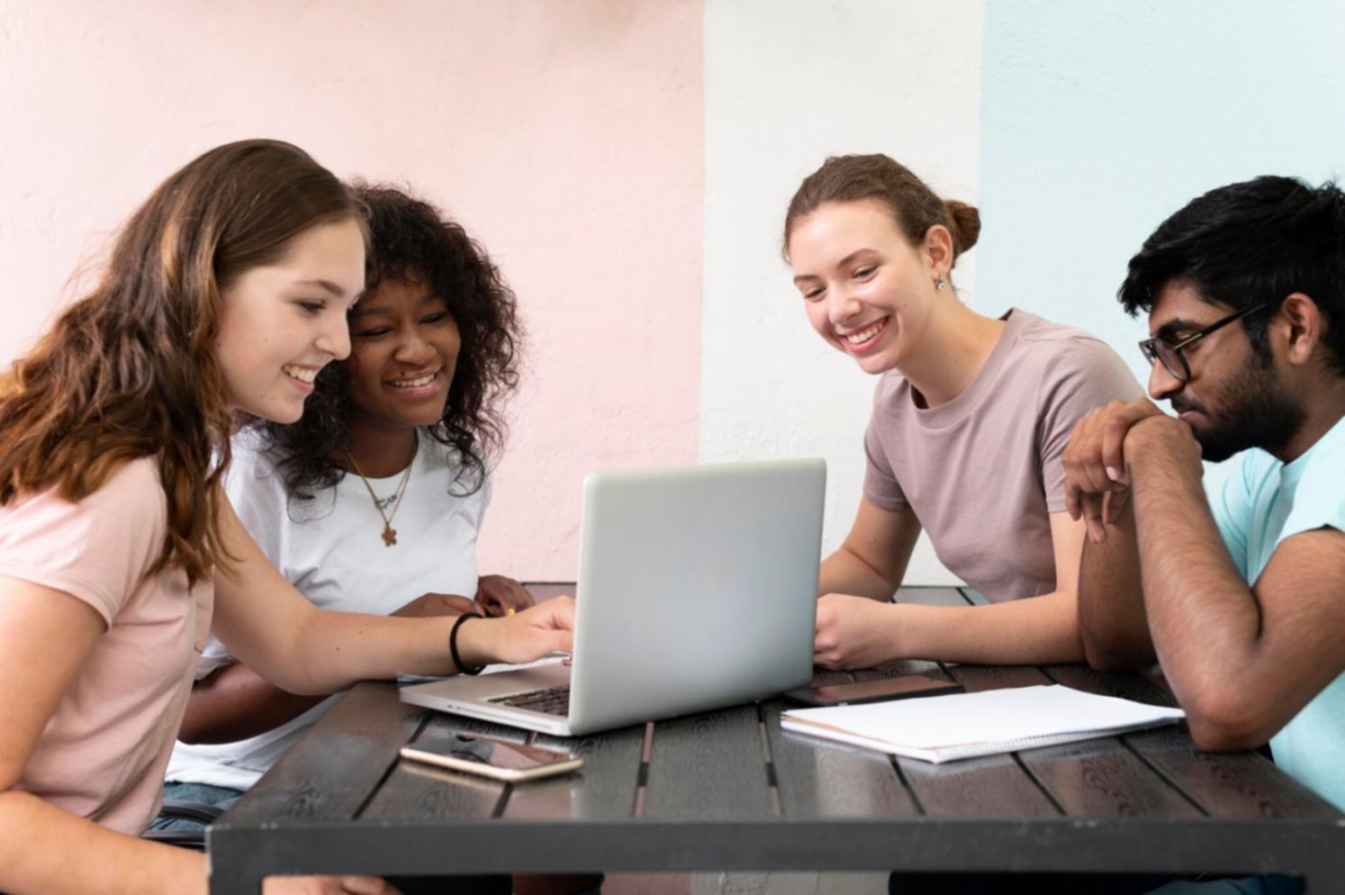 Profesionales desarrollando estrategias de crecimiento empresarial